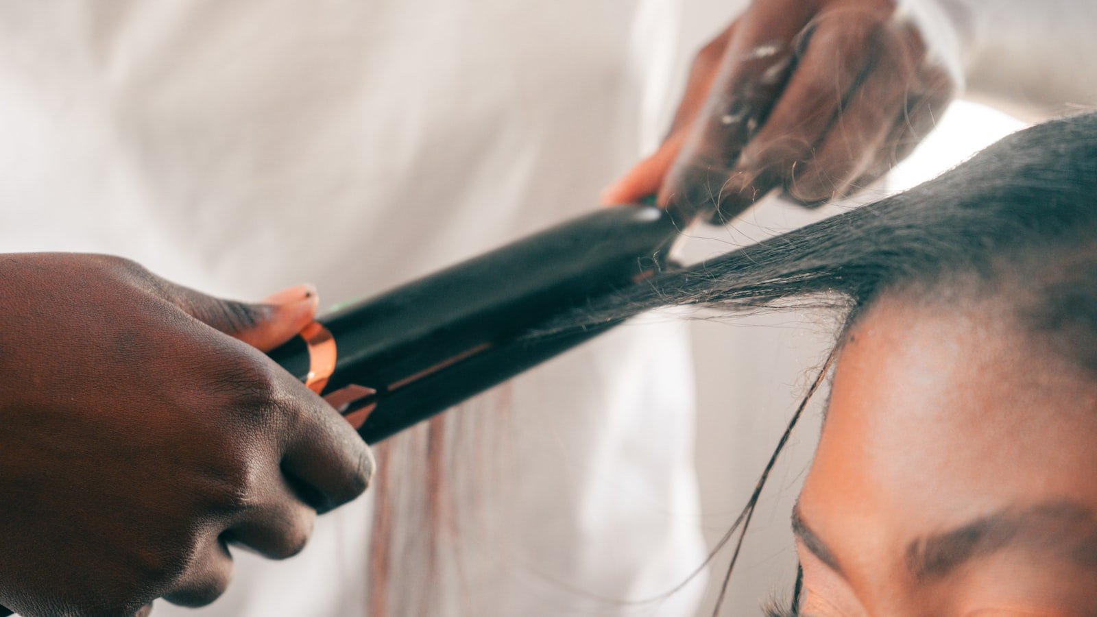 Escova progressiva sendo finalizada em salão de beleza — Studio B Itaipu, Niterói