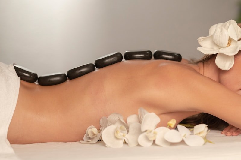 Massagem relaxante com pedras quentes — Studio B Itaipu