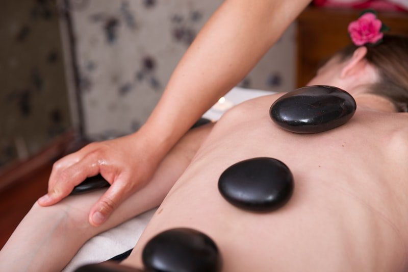 Massagem terapêutica localizada para alívio de dores — Studio B Itaipu