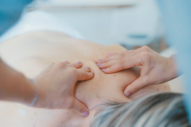 Massagem relaxante combinada com ventosas — Studio B Itaipu